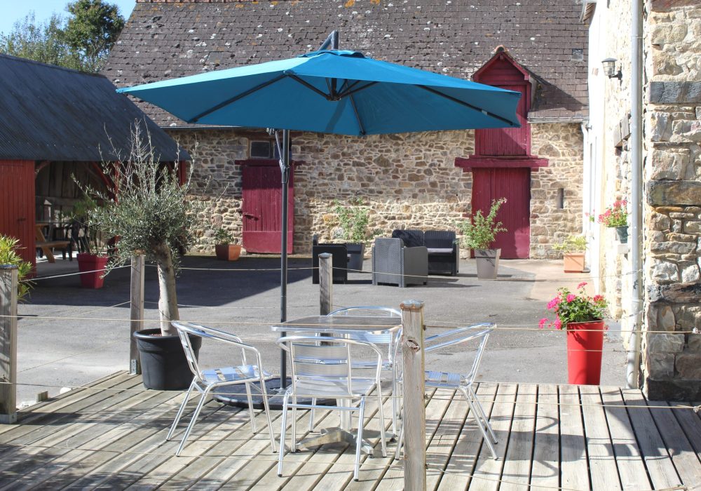 Terrasse de la piscine du gîte" LA BASSE HAIRIE"